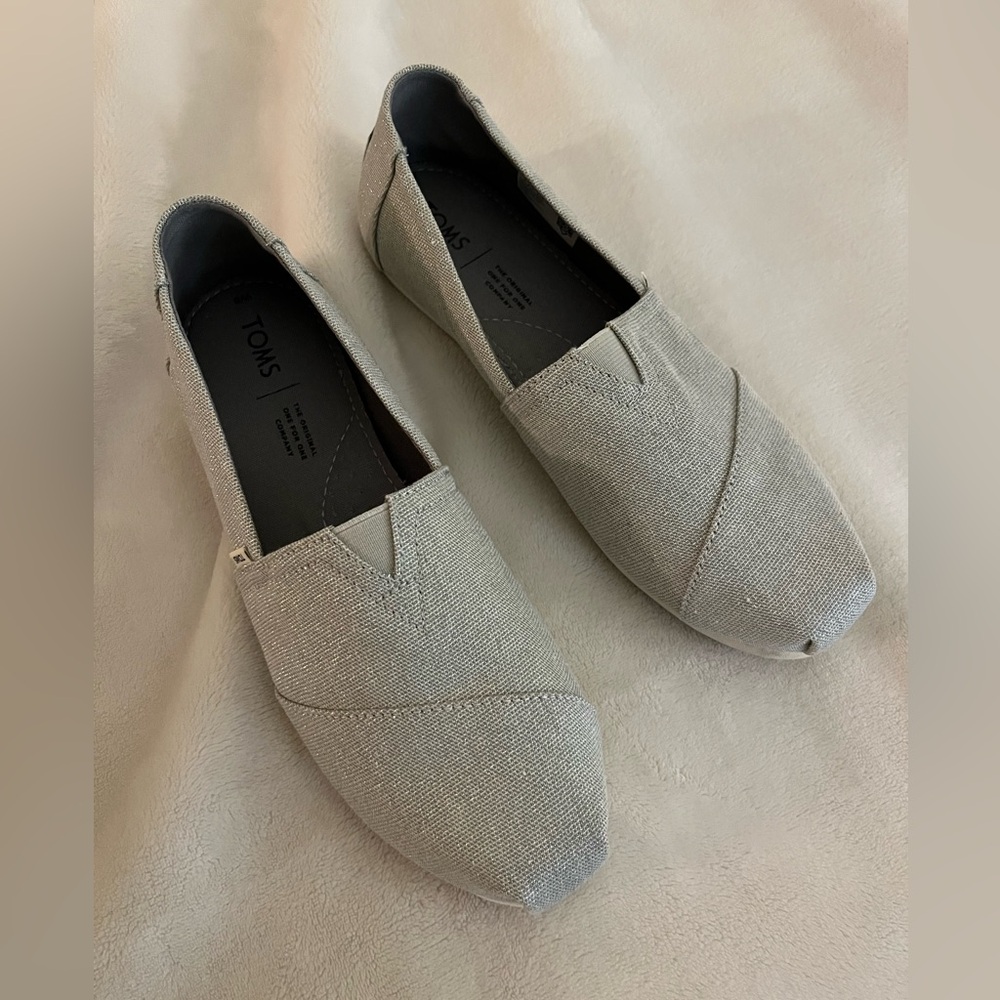 TOMS Women’s Silver Glimmer Classic Loafers Size 8